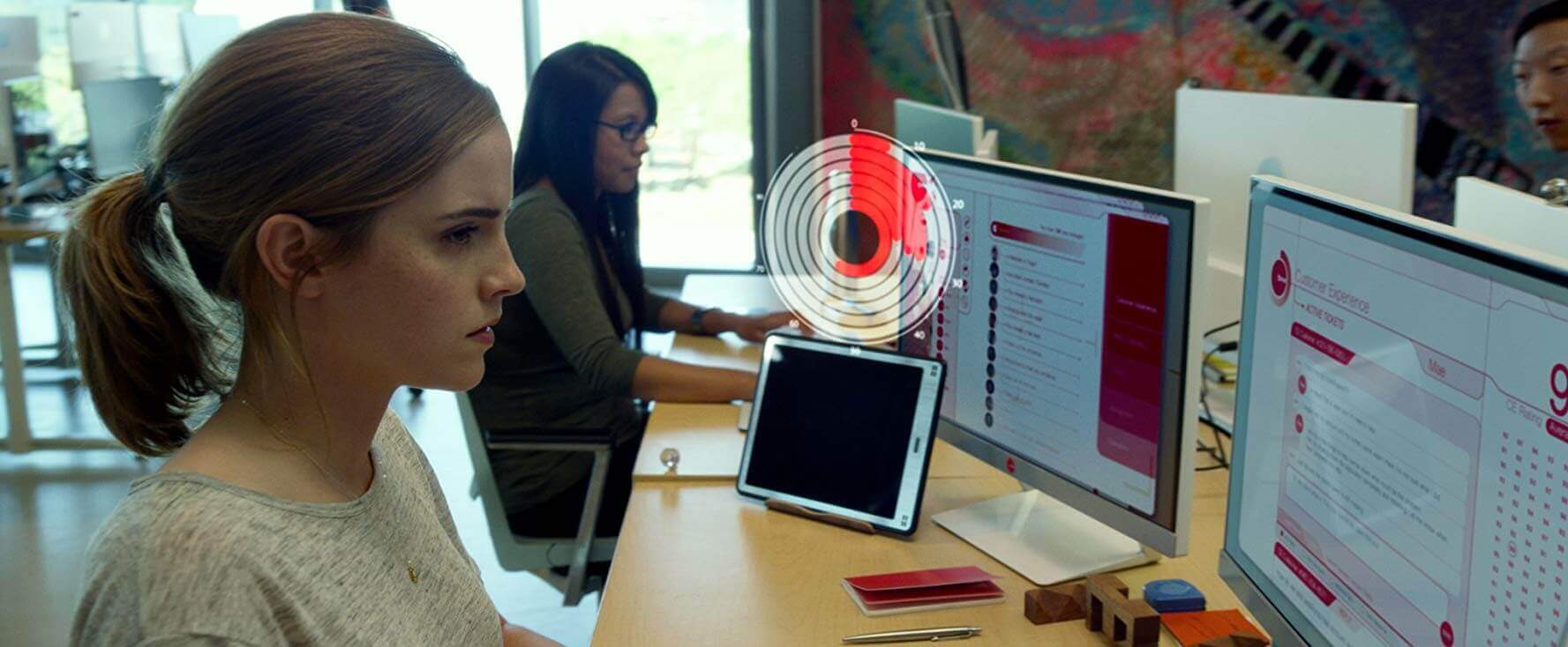 Emma Watson ao computador no filme "The Circle"